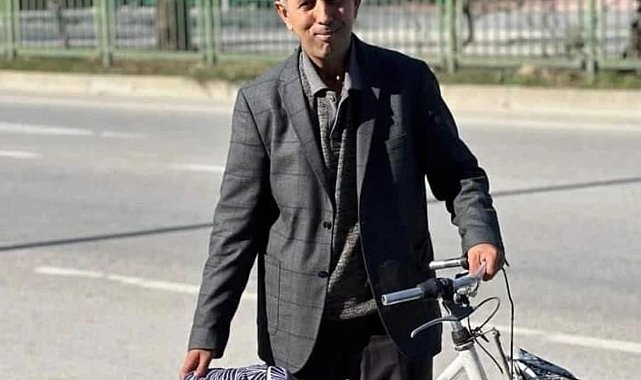 Bisikletiyle yaptığı mitinglerle tanınan bağımsız adayın ağır yaralandığı feci kaza kamerada