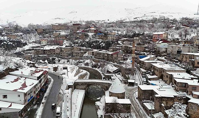 Bitlis'in tarihi mekanları karda kartpostallık görüntüler oluşturdu