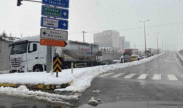 Bolu Dağı'nda kar yağışı etkili oluyor: Kar kalınlığı 40 santimetreyi aştı