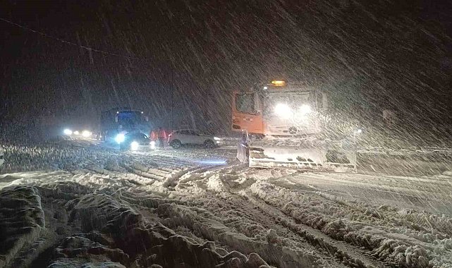 Bolu Dağı'nda trafiğe kar engeli: Yolda kalan araçlar için ekipler seferber oldu
