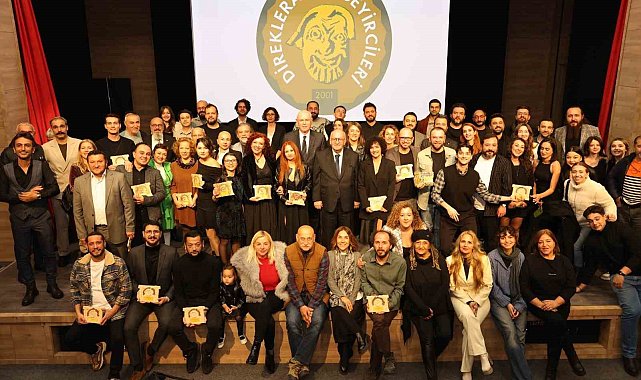 Bozüyük Belediye Tiyatrosu ödülü, Başkan Bakkalcıoğlu'na takdim etti