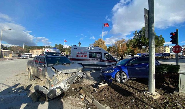 Burdur'da kamyonet ile otomobil çarpıştı: 3 yaralı