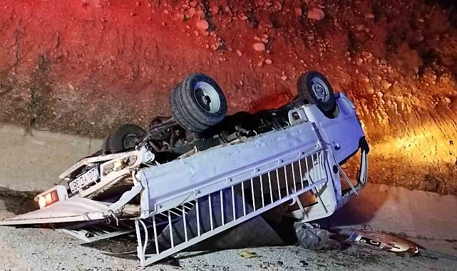 Burdur'da otomobilin arkadan çarptığı kamyonet devrildi: 1 yaralı