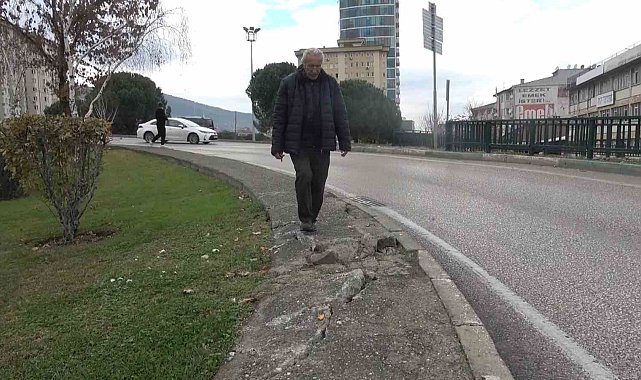 Bursa&#039;da belediyenin yanındaki kaldırım sorunu vatandaşı mağdur ediyor