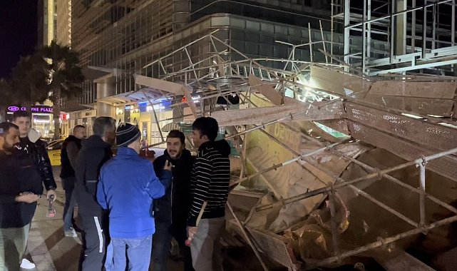 Bursa'da fırtına binanın iskelesini devirdi, araçlara zarar verdi