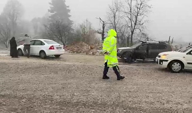Bursa'da kar yağışıyla hayat durdu...İlçe yolları kapandı, ekipler açmaya çalışıyor