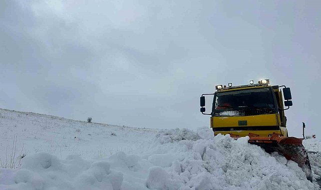 Büyükşehir'in kırsalda karla mücadelesi etkin şekilde sürüyor