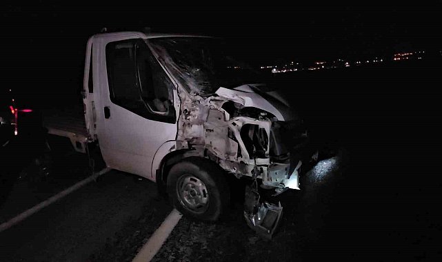 Buzlanan yolda kamyonet ile tır çarpıştı