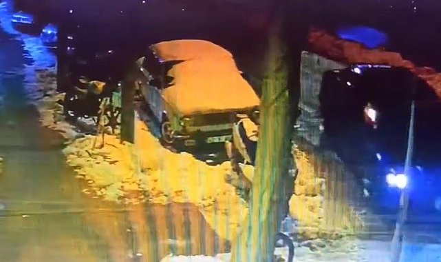 Cadde ortasında ateş edip husumetlisini yaraladı, olay anı kameraya yansıdı