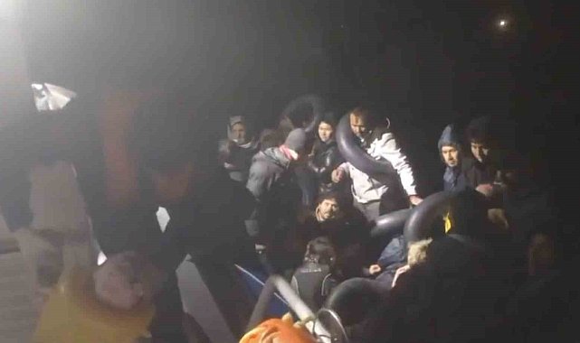 Çanakkale'de arızalanan lastik botla sürüklenen 36 kaçak göçmen kurtarıldı