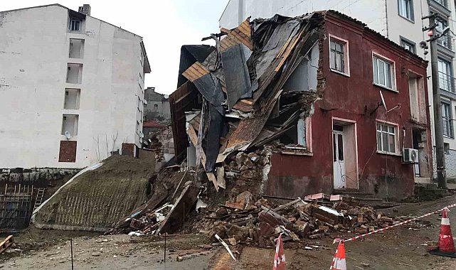 Çanakkale'de atıl vaziyetteki 2 katlı bina çöktü