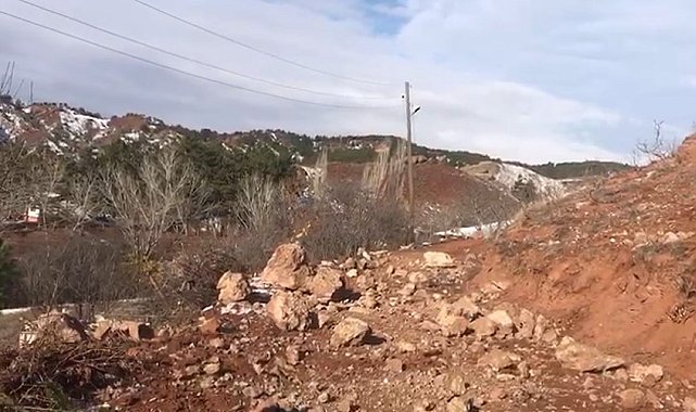 Çankırı'da heyelan köy yolunu ulaşıma kapattı