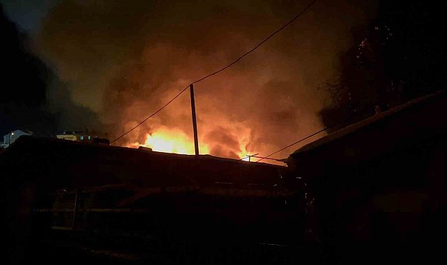 Çatı katında çıkan yangın 3 evi sardı: Çok sayıda ekip müdahale ediyor