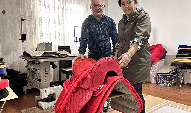 Çeyizinden kalan dikiş makinesiyle yular dikmeye başlayan Nezahat usta, evinin odasında diktiği eyerleri 81 ile satıyor