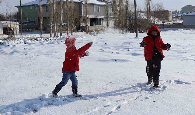 Çocuklar karın keyfini kartopu oynayarak çıkardı