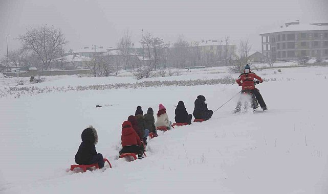 Çocukların kros motorlu kızak keyfi