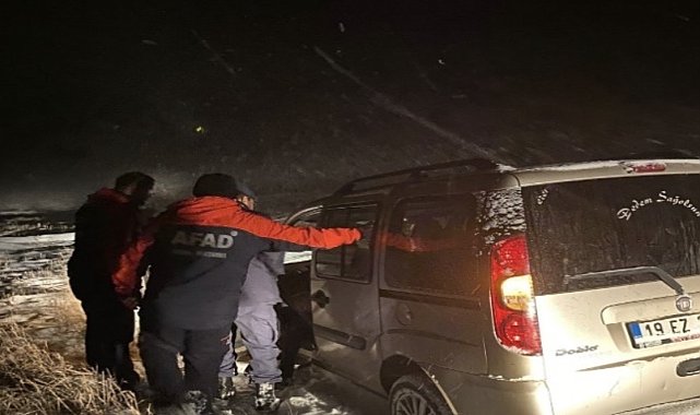 Çorum'da karda mahsur kalan sürücülerin yardımına ekipler yetişiyor