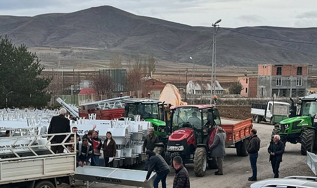 Demirözü'nde çiftçiye dağıtılan 200 sıvatla birlikte Bayburt'ta toplam bin 550 sıvat dağıtımı gerçekleşti