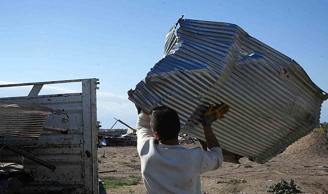 Denize sıfır bedava çardaklar yıkıldı, hurdacılar bölgeye akın etti