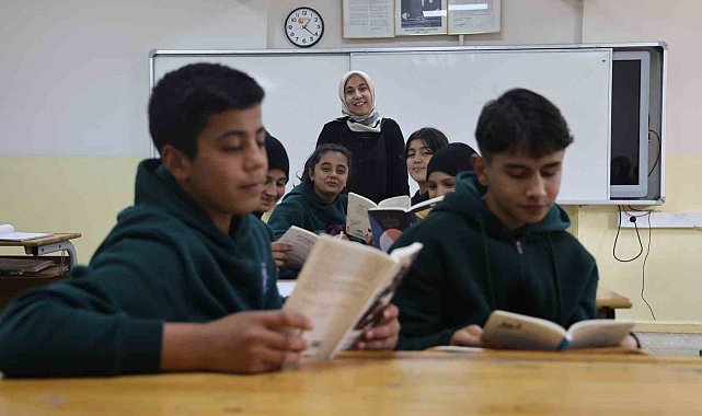 Depremde ailesini kaybeden Zeynep öğretmen, protez bacağıyla döndüğü sınıfında öğrencileriyle hayata tutundu