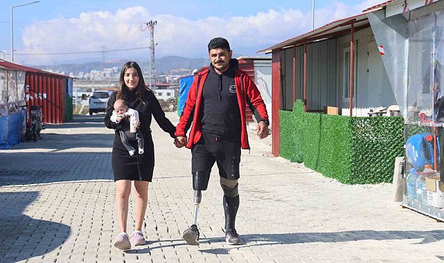 Depremde bacaklarını kaybeden genç, asrın felaketi sonrası evlendiği eşiyle aylar sonra el ele tutuşup yürümenin mutluluğunu yaşıyor