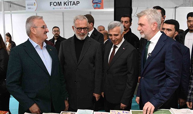 Depremzede şehir Kahramanmaraş'ta kitap fuarına yoğun ilgi