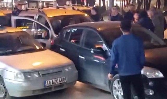 Direksiyon başında fenalaştı, önündeki araca çarptı: 2 yaralı