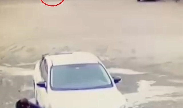 Diyarbakır'da 2 kişinin yaralandığı kaza güvenlik kamerasına yansıdı
