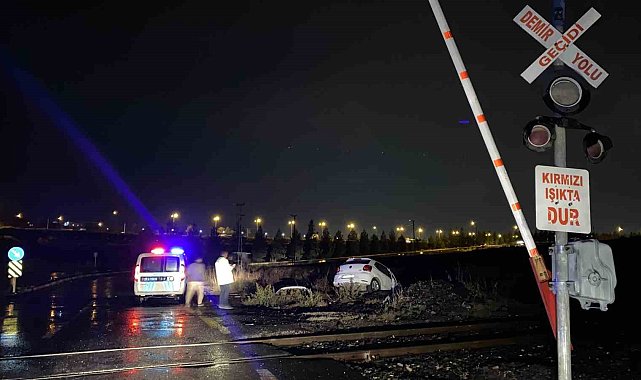 Diyarbakır'da hemzemin geçitte tren otomobile çarptı