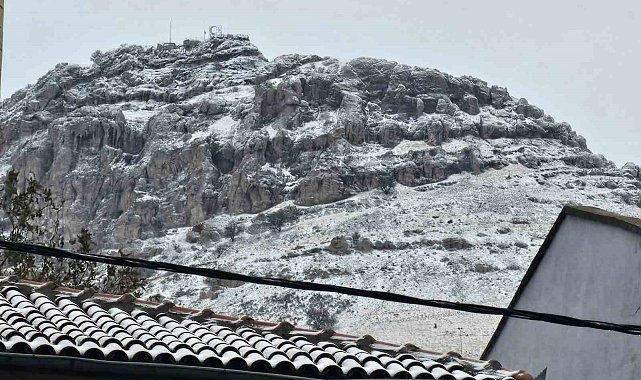 Diyarbakır'da mevsimin ilk karı yağdı