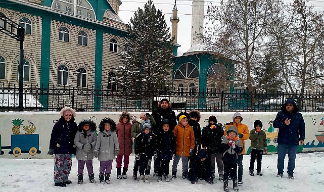 Domaniç'te çocuklar mevsimin ilk karını dualarla karşıladı