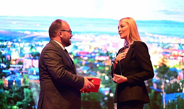 DOSABSİAD Başkanı Nilüfer Çevikel'e anlamlı ödül