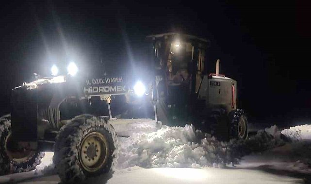 Elazığ&#039;da ekiplerin kar mesaisi gece de devam etti