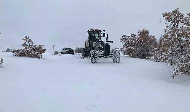 Elazığ&#039;da kapalı köy yollarını açma çalışmaları sürüyor