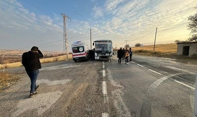 Elazığ'da otobüs ile kamyonet çarpıştı: 4 yaralı