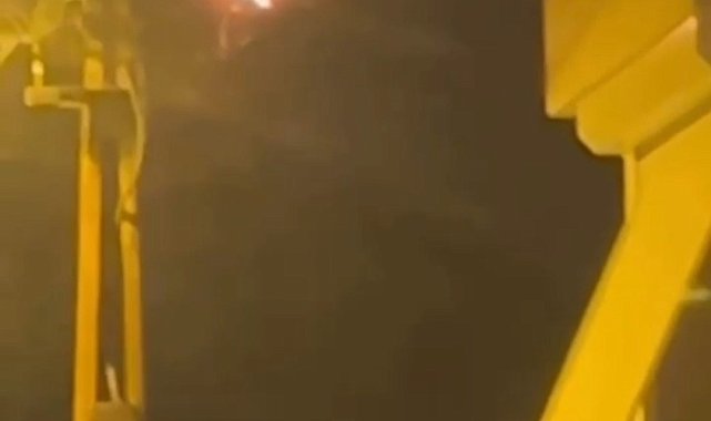 Elektrik direğinde çıkan yangın korkuttu