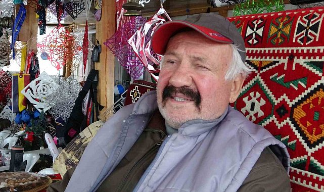 Emekli bankacının, evinin her köşesi 'hediyelik eşya' ile dolu