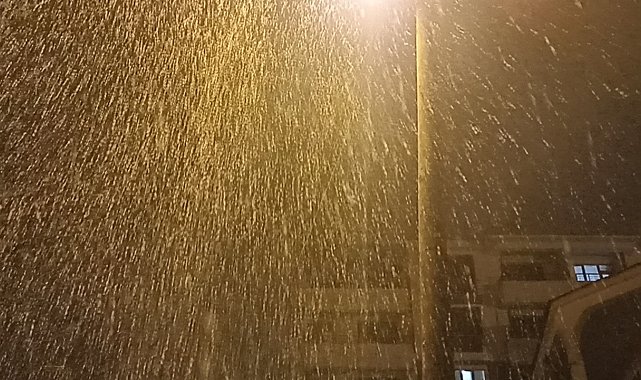 Erciş'e mevsimin ilk karı yağdı