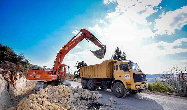 Erdemli'de 17 kilometrelik yolda genişletme çalışmaları sürüyor