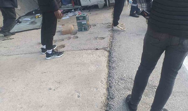 Erpiliç&#039;in tavuk yüklü kamyonu devrildi: 1 yaralı