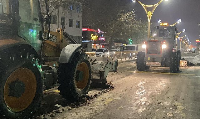 Erzincan'da karla mücadelede yoğun mesai