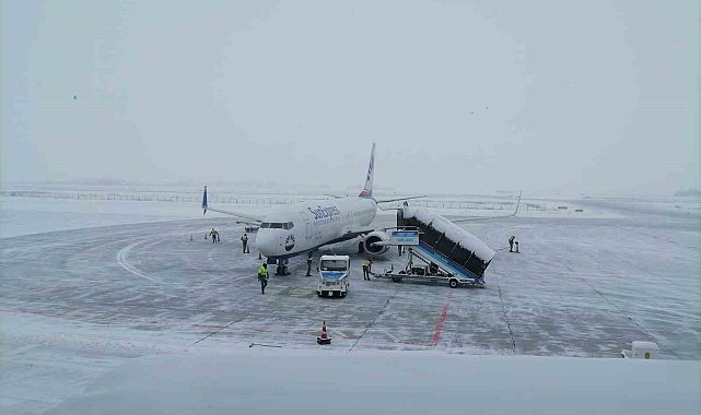 Erzurum&#039;da kara ve soğuğa rağmen uçak trafiği aksamıyor