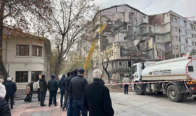Eskişehir'de yıkım çalışması "kapalı gişe" devam ediyor