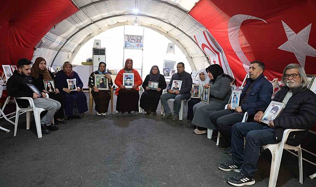 Evlat nöbetindeki baba: "Herkes bize destek versin, burada bütün Türkiye'nin evlatları için oturuyoruz"