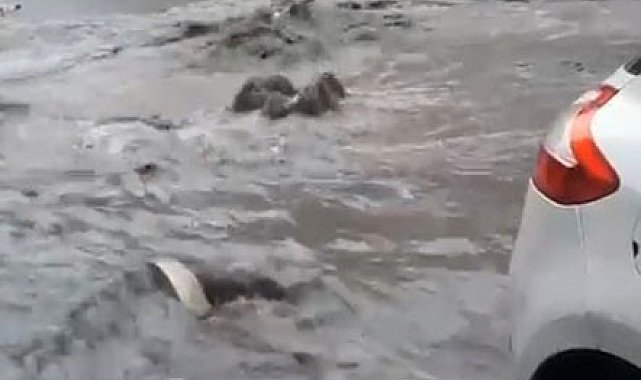 Fatih'te sağanak yağış başladı, Bayrampaşa'da rögar taştı