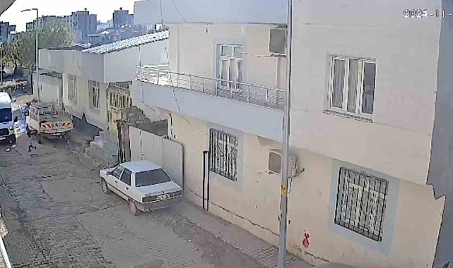 Feci kaza kamerada: Şanlıurfa&#039;da minibüsün çarptığı çocuk hayatını kaybetti