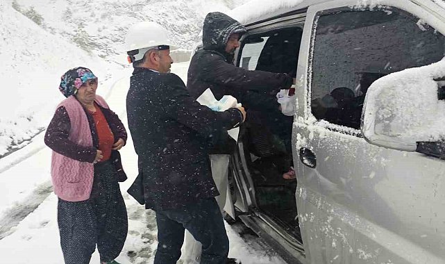 Feke Belediyesi karda mahsur kalan aileleri kurtarma çalışması başlattı