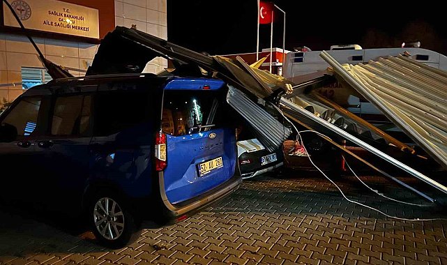 Fırtınada uçan çatı araçların üzerine düştü... O anlar kamerada