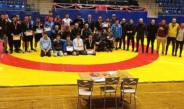 Genç güreşçiler şampiyonluk için ter döktü