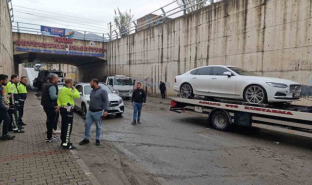 Göle dönen alt geçitte mahsur kalan 2 araç suyun çekilmesiyle kurtarıldı